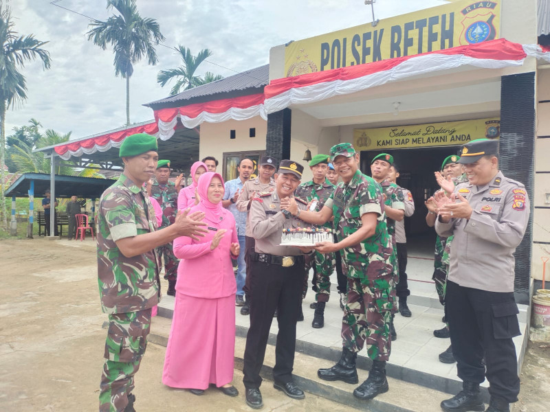 Danramil 07/Reteh Berikan Ucapan HUT Bhayangkara Ke 77 Sekaligus Pemberian Kue Ke Kapolsek Reteh