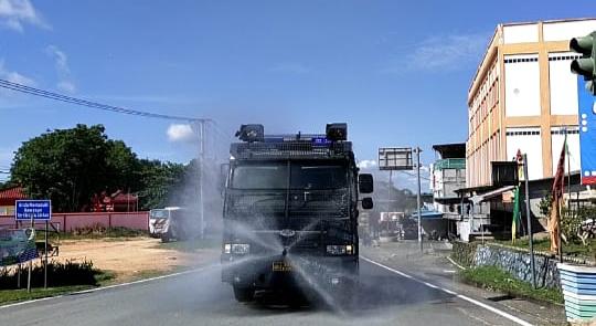 Brimob Polda Kepri dan Polsek Binut Gabungan OPD Camat Bintan Utara Melakukan Penyemprotan Disinfekt Brimob Polda Kepri dan Polsek Binut Gabungan OPD Camat Bintan Utara Melakukan Penyemprotan Disinfekt