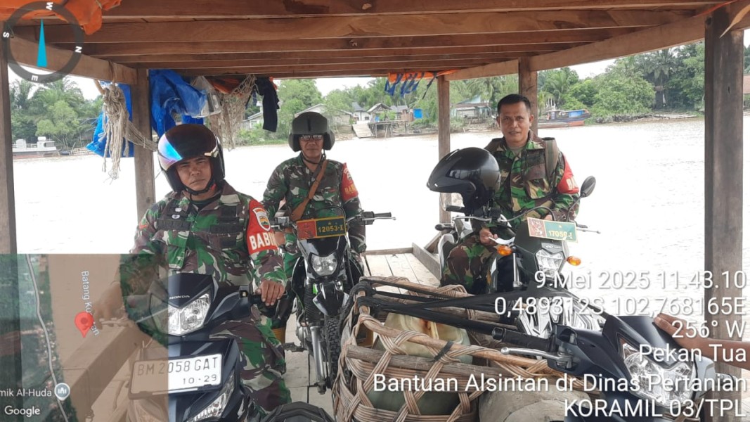 Tangguh Dan Berdedikasi, Babinsa Koramil 03/Tempuling Gunakan Transportasi Air Menuju Desa Harapan Jaya