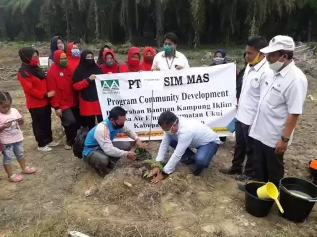 PT Musim Mas Serahkan Bantuan Program Kampung Iklim di Desa Air Emas Pelalawan