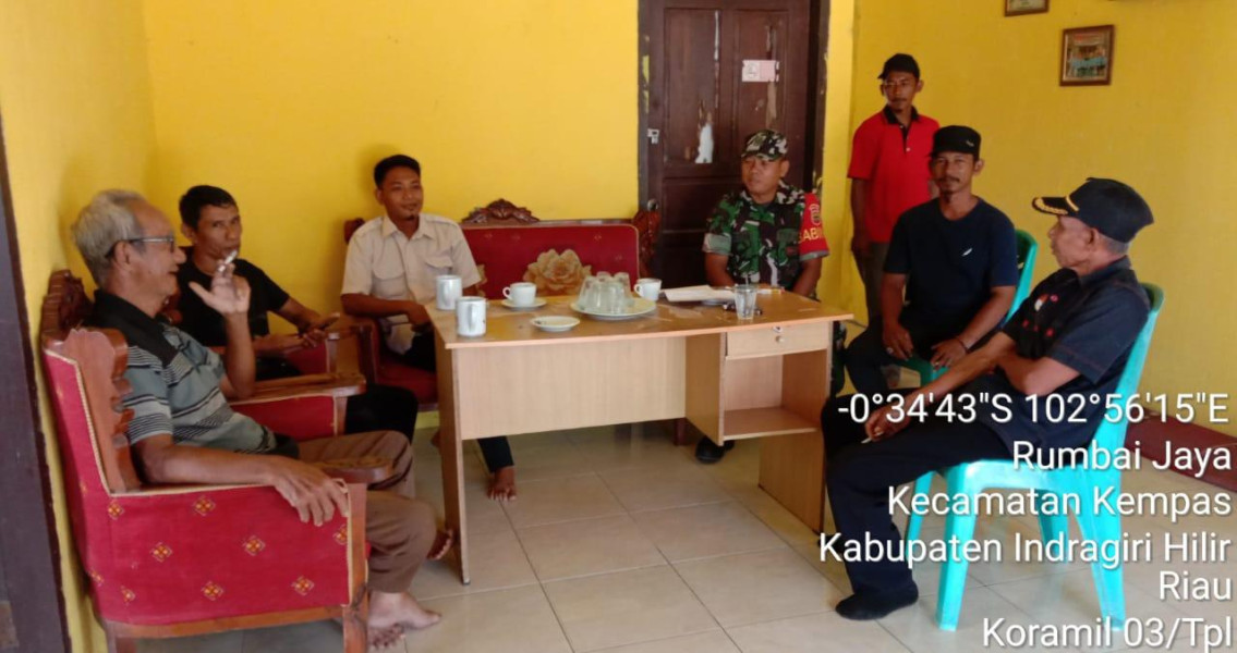 Sambang Balai Desa, Babinsa 03/Tpl Komsos Dengan Perangkat