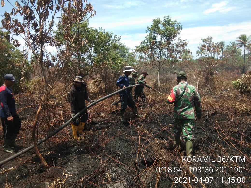 Personil Koramil 06/Kateman dan Tim Gabungan Berjibaku Padamkan Karlahut di Desa Air Tawar
