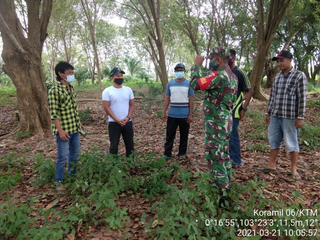 Babinsa Serda Lendi Piter Sirimba Gencar Sosialisasi Bahaya Karlahut Kepada Warga Sungai Teritip