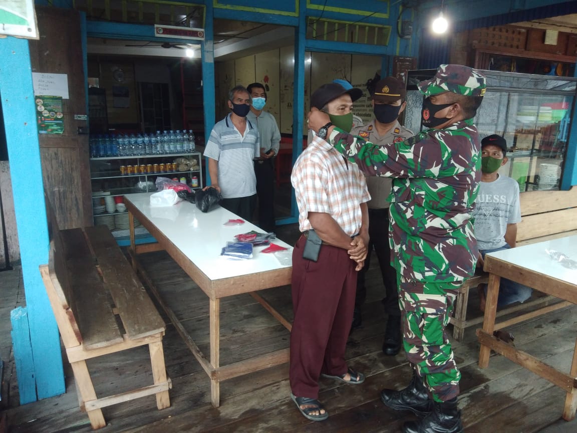 Cegah Covid-19, Koramil 04/Kuindra Kodim 0314/Inhil Bagi-bagikan Masker Gratis