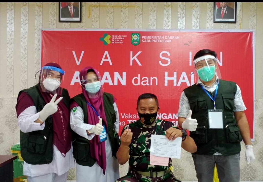 Danramil 03/Siak Bersama Forkopimda Kabupaten Siak Terima Suntikan Vaksinasi Covid-19 Tahap Kedua