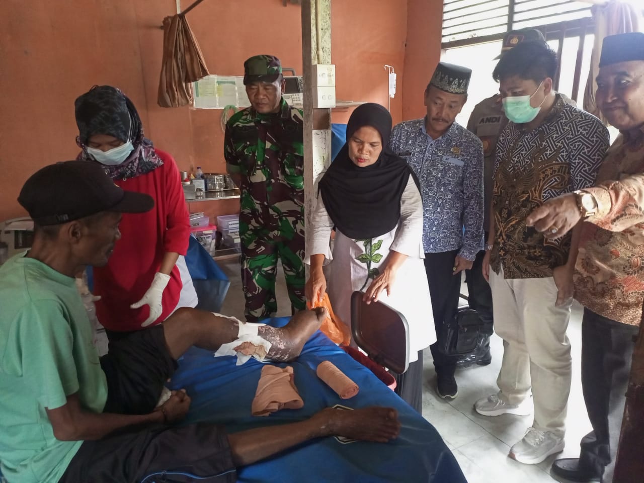 Danramil 04/Kuindra Jenguk Warganya yang Terbaring Sakit Menderita Tumor 