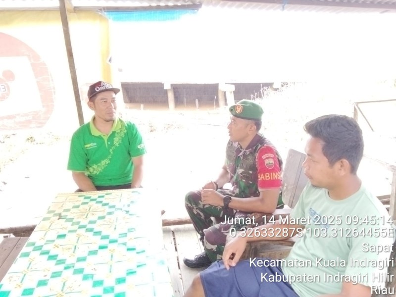 Babinsa Koramil 04/Kuindra Tanamkan Nilai-Nilai Pancasila Melalui Komsos