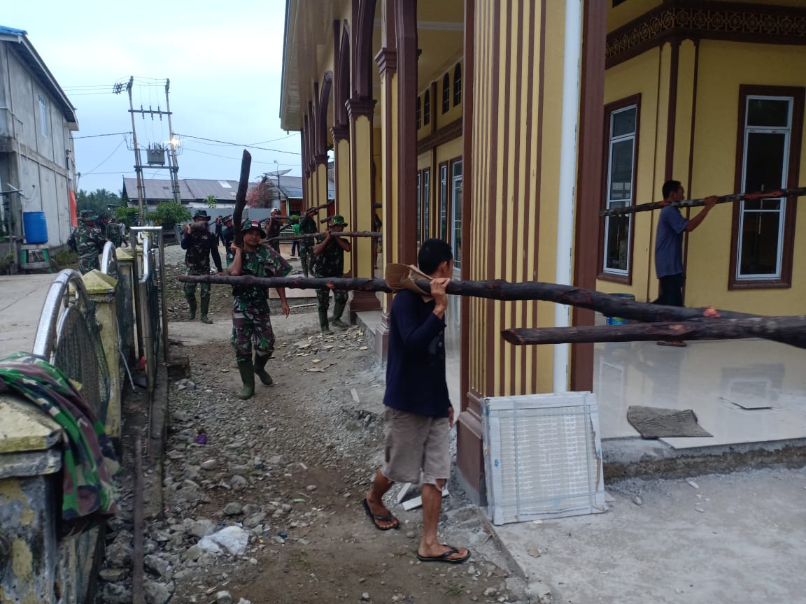 Masyarakat dan Satgas TMMD 111 Kodim 0314/Inhil Bahu-membahu Angkat Cerucuk