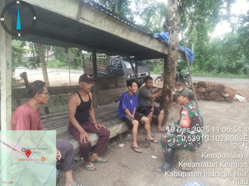 Babinsa Koramil 03/Tpl Komsos dengan Warga Pemuat Dan Pengepul Berondolan Sawit di Kempas Jaya