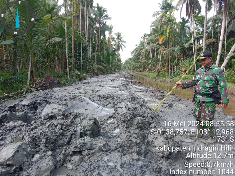 Danramil 05/Gas Kapten Czi Slamaet Hirohito Melaksanakan Optimasi Lahan Sawah Sebagai Upaya Peningkatan Hasil Sawah Padi