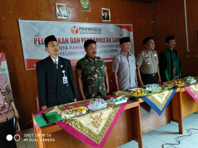 Bersama Camat dan Kapolsek, Serda Danu Kiswoyo Hadiri Pelantikan Panwaslu se-Kecamatan Gas 