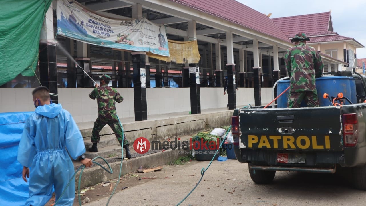 Kodim 0314/Inhil Lakukan Penyemprotan dan Sosialisasikan Wajib Masker dengan Madihin Banjar