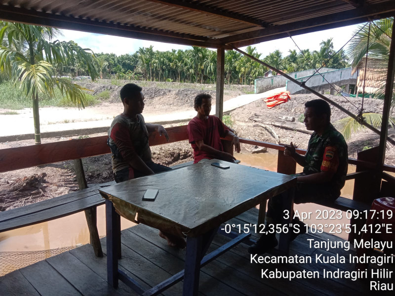 Babinsa Koramil 04/Kuindra Ciptakan Situasi Yang Aman Di Desa