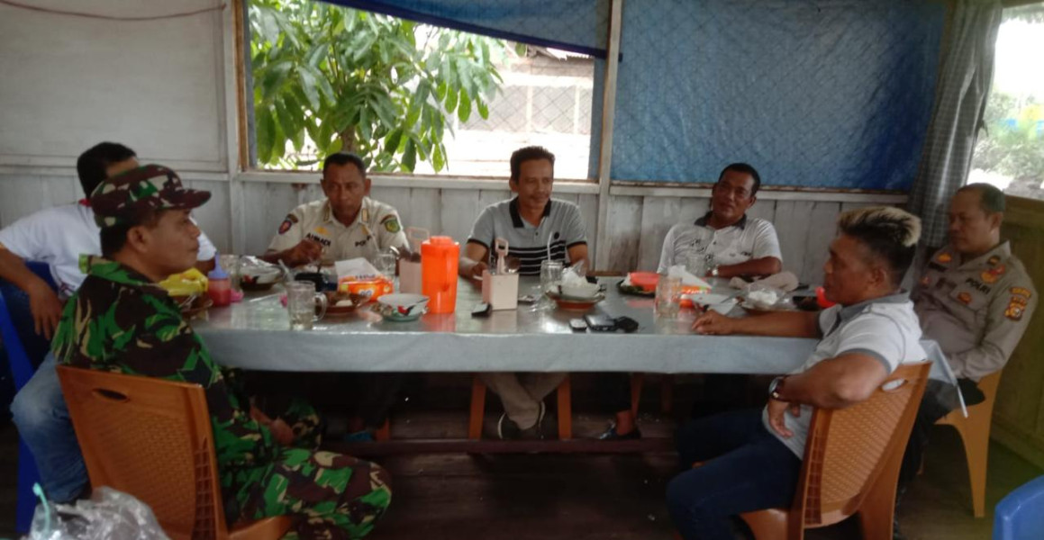 Sinergitas TNI-Polri Lakukan Komsos Sambil Makan Siang Bersama Warga Binaan