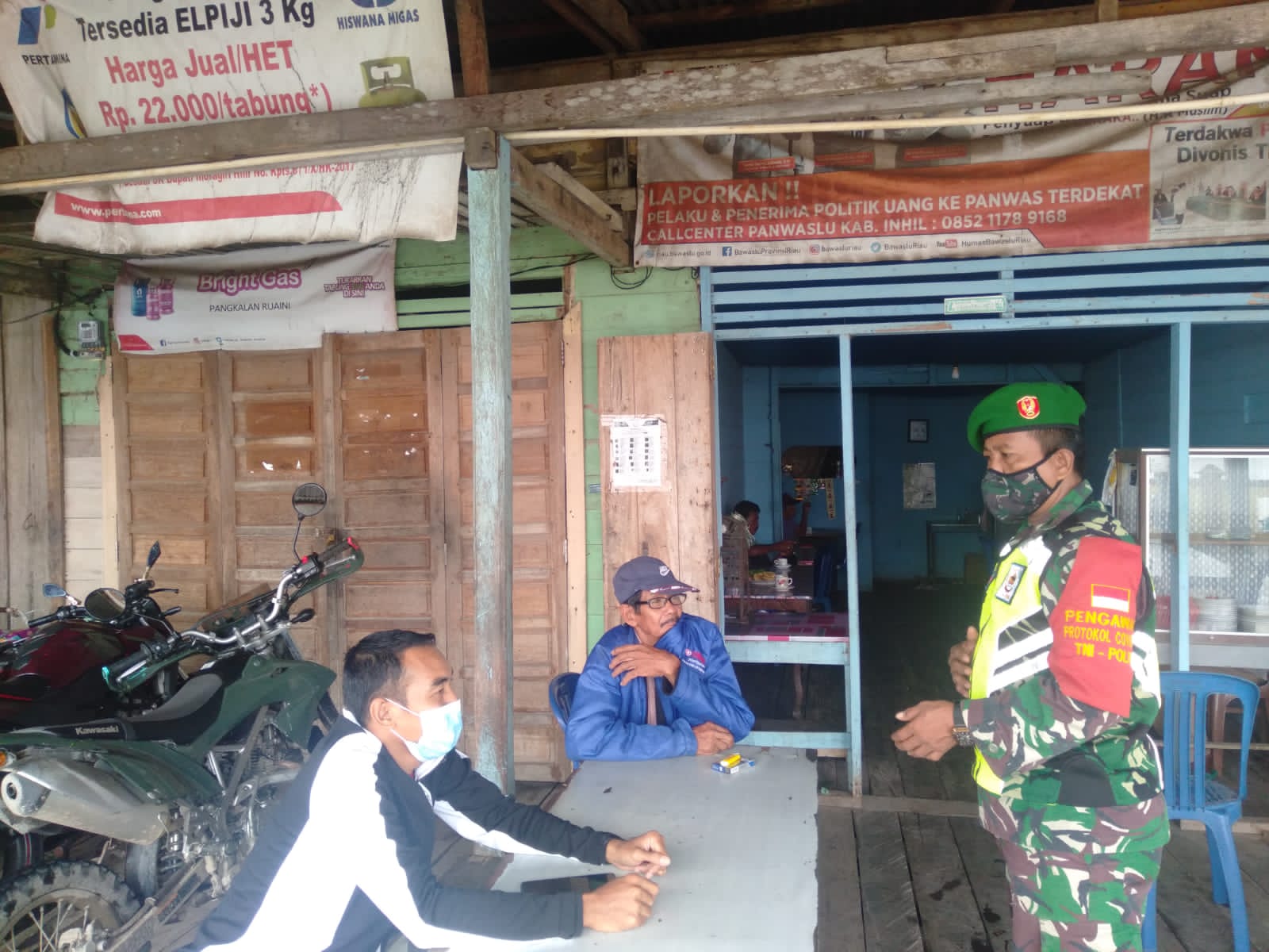 Babinsa Koramil 04/Kuindra Kodim 0314/Inhil Ingatkan Protkes kepada Masyarakat