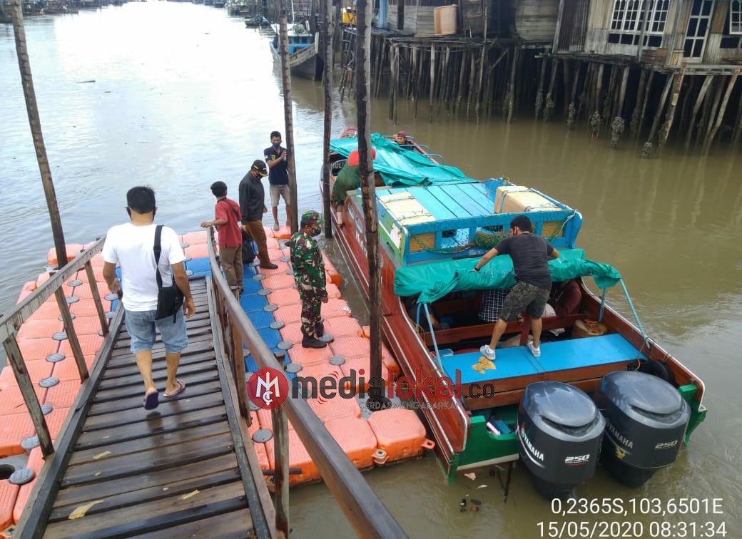 Danpos Koramil 04/Kuindra Lakukan Pam dan Pengecekan Suhu Tubuh Penumpang di Pelabuhan