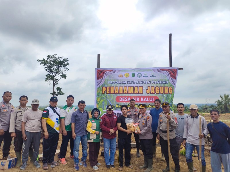 Polsek Kemuning Bersama Forkopimcam dan Desa Air Balui Laksanakan Penanaman Jagung