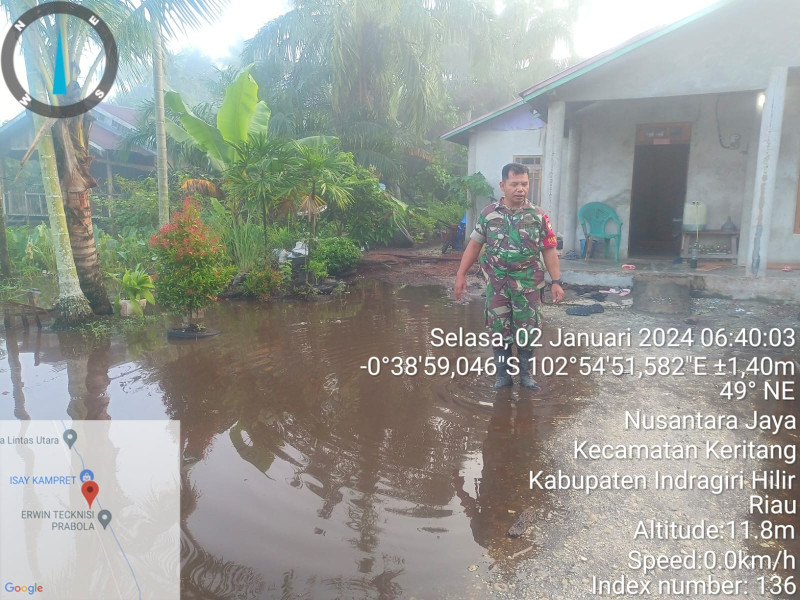 Di Wilayah Kodim 0314/Inhil, Babinsa Turun Untuk Meninjau Sekaligus Menangani Luapan Banjir