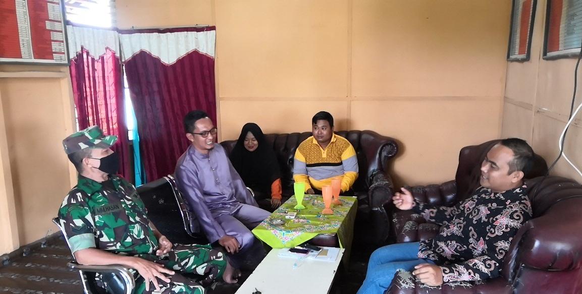 Babinsa Koramil 03/Tempuling Sambangi Ke Kantor Desa Bersilaturahmi Dengan Kades dan Perangkat Desa