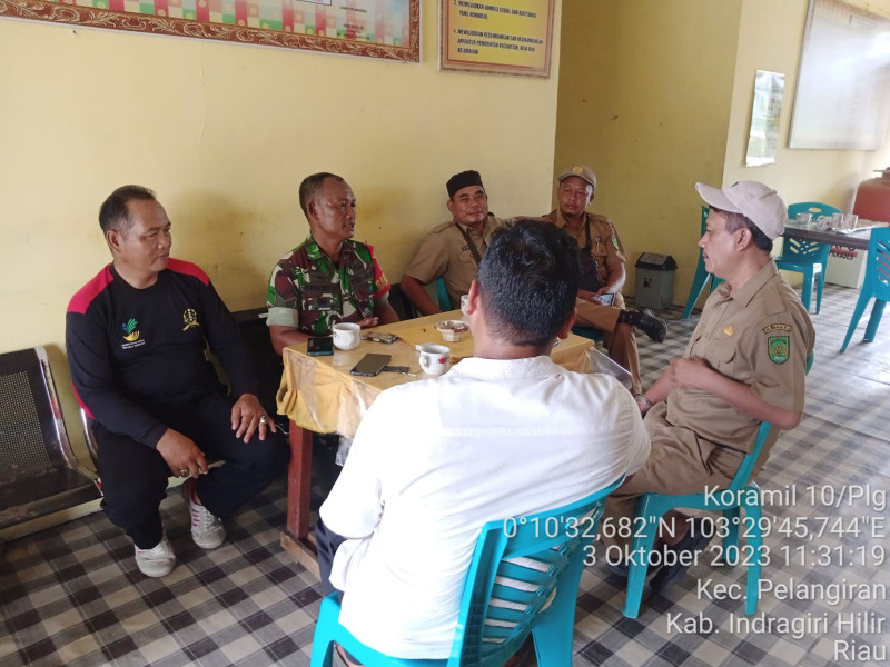 Bersama Staf Kecamatan, Babinsa Koramil 10/Pelangiran Bahas Terkait Cuaca Kemarau Yang Ekstrim