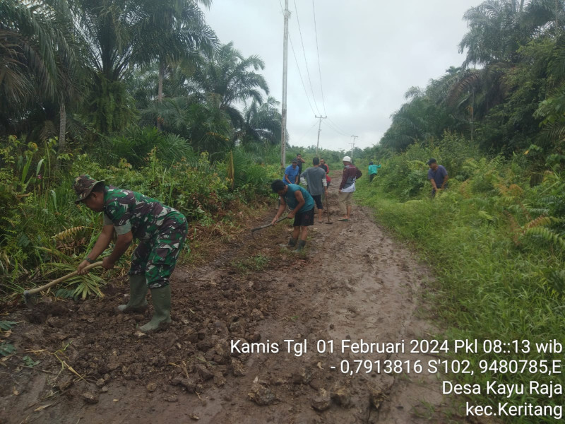 Giat Goro, Babinsa Koramil 09/Kemuning Jalin Kebersamaan Bersama Masyarakat Setempat