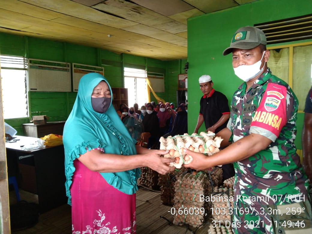 Serda Wahyudin Dampingi Penyaluran BPNT di Sungai Batang