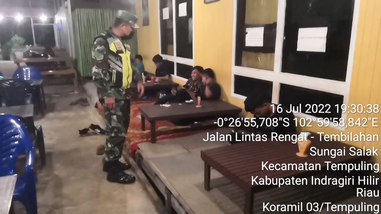 Lewat Patroli Malam Babinsa Koramil 03/Tempuling Sambangi Pemuda Nongkrong Berikan Himbauan Kamtibmas