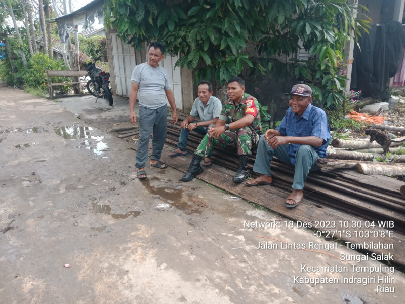 Tanpa Mengenal Waktu dan Tempat Babinsa 03/Tpl Terus Lakukan Komsos Di Wilayah