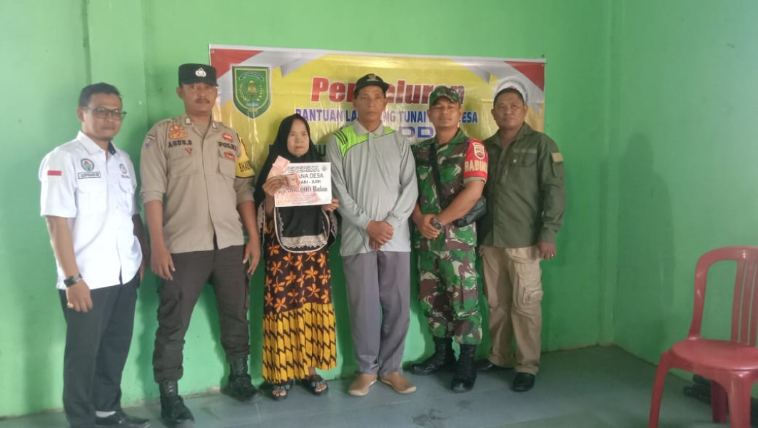 Bersama Bhabinkamtibmas, Babinsa Koramil 03/Tpl Bersinergi Amankan Penyaluran BLT DD