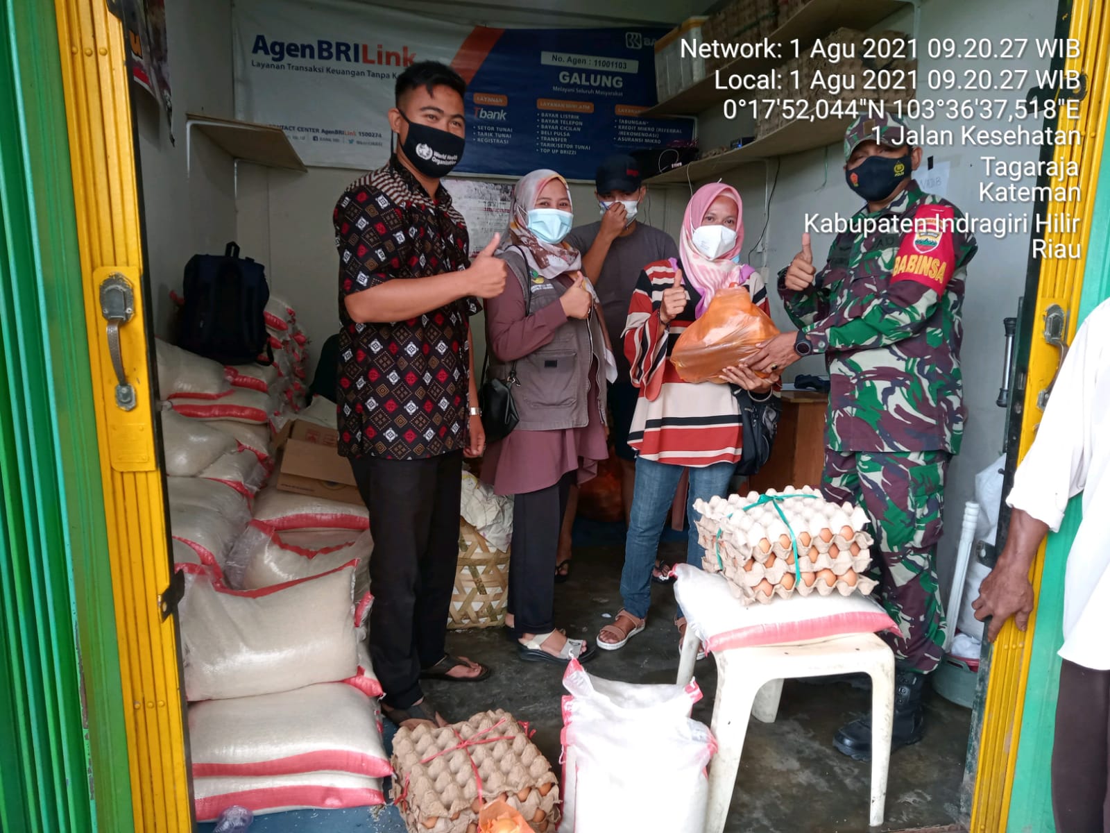 Babinsa Koramil 06/Kateman Bantu Penyaluran Sembako Kemensos RI