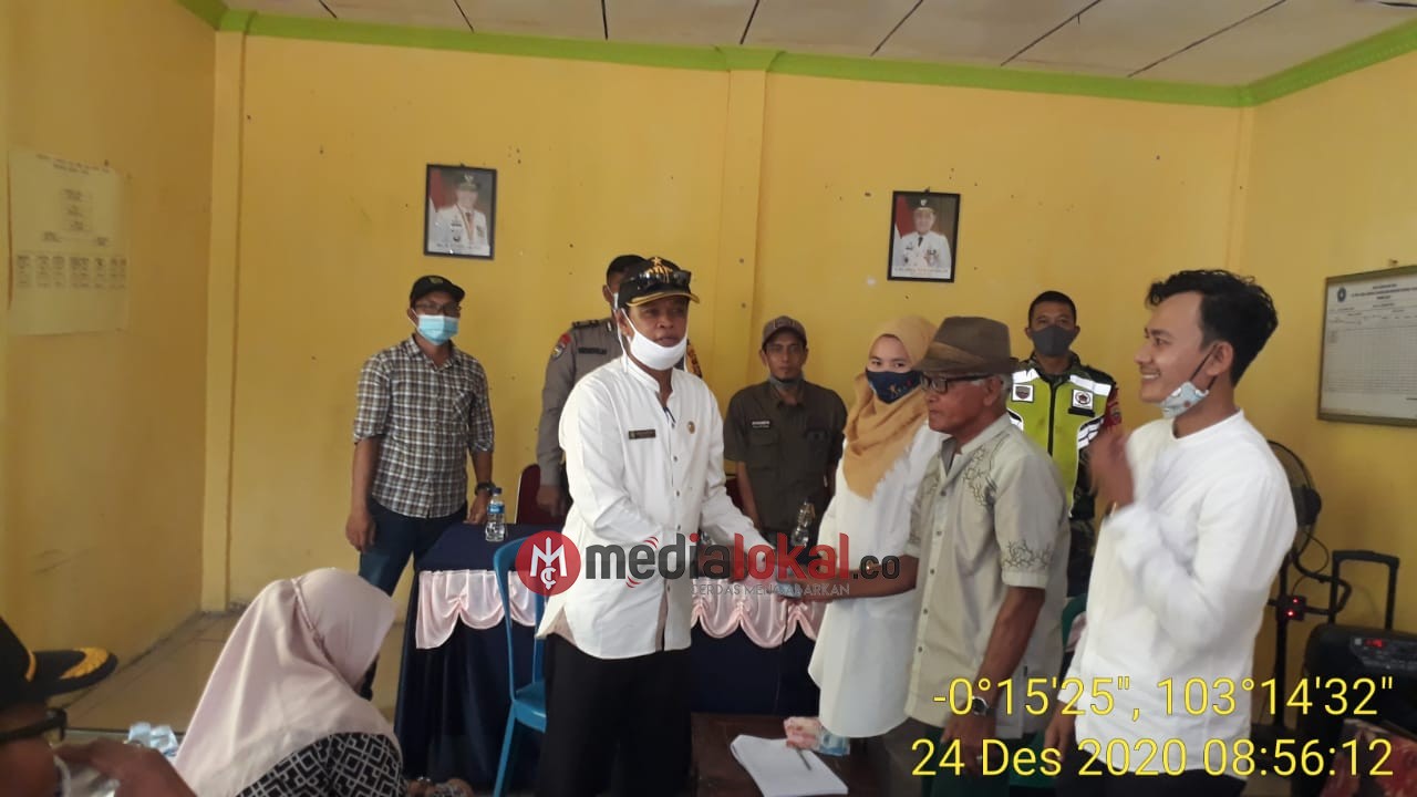 70 KPM di Desa Sungai Dusun Terima BLT, Serda Januar Lakukan Pendampingan