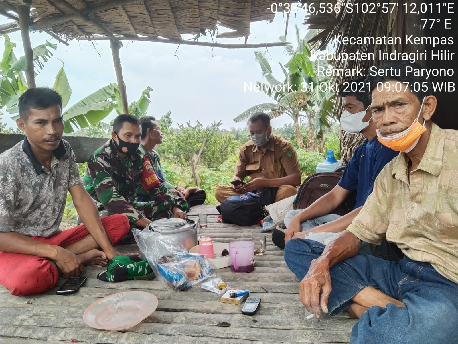 Babinsa Koramil 03/Tempuling Lakukan Komsos Dengan Petani