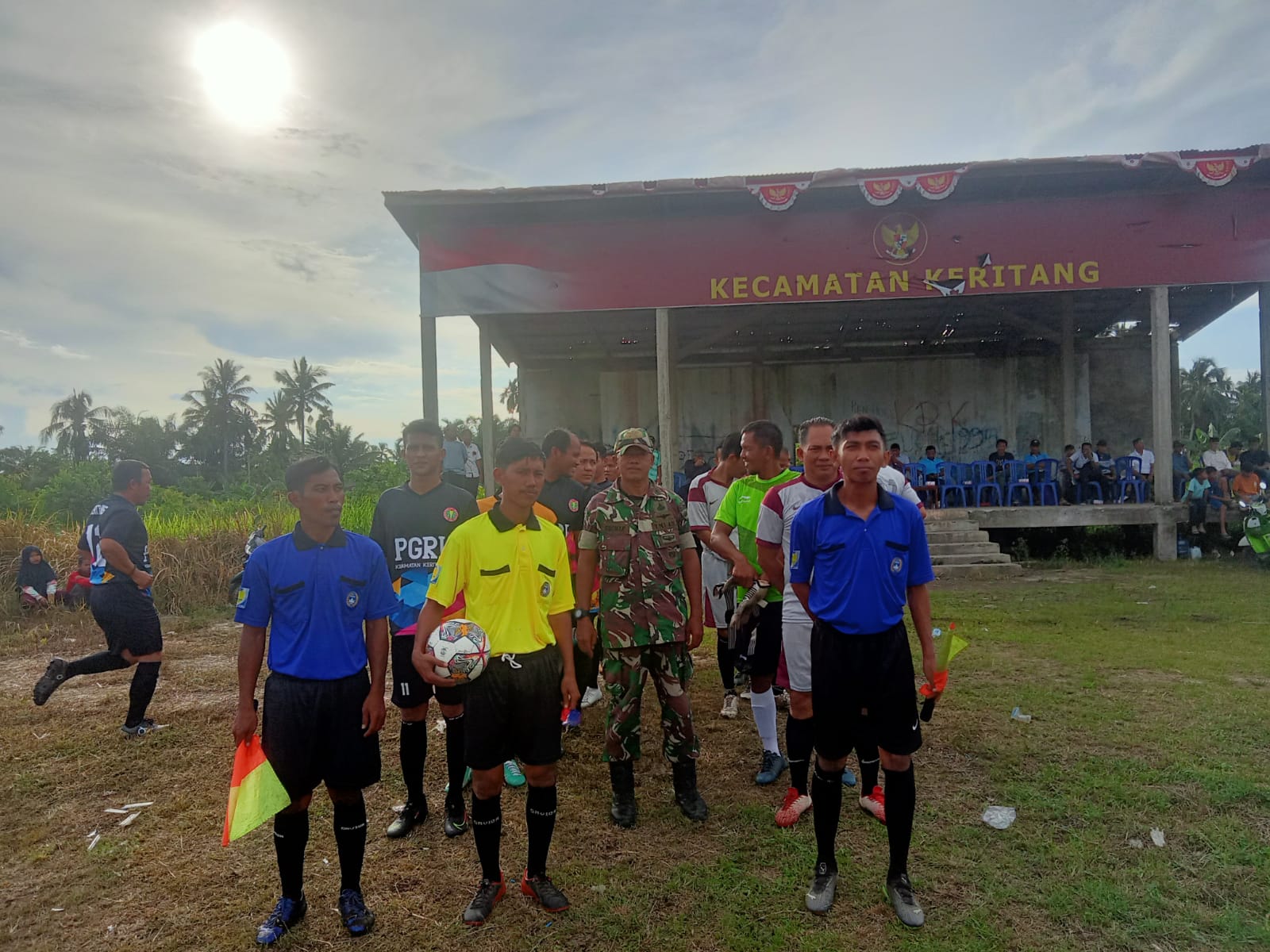 Babinsa Kota Baru Keritang Buka Pertandingan Sepak Bola Antar Dusun