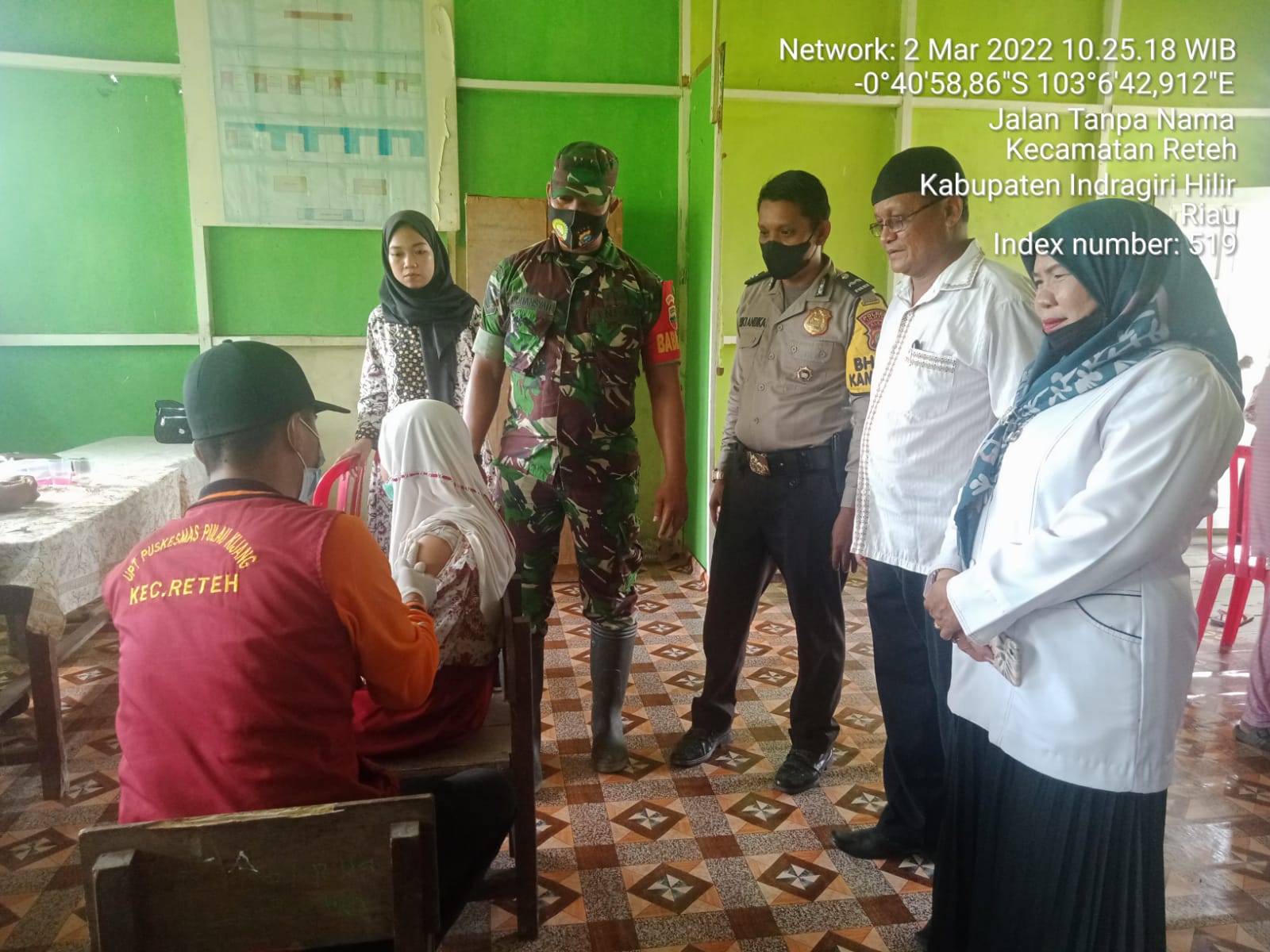 Kegiatan Vaksinasi Yang Dilakukan Oleh Danramil 07/Reteh Serda Johansah