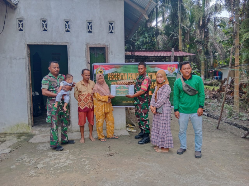 Berikan Nutrisi Tambahan Anak Stunting Langsung Didampingi Babinsa Koramil 09/Kemuning
