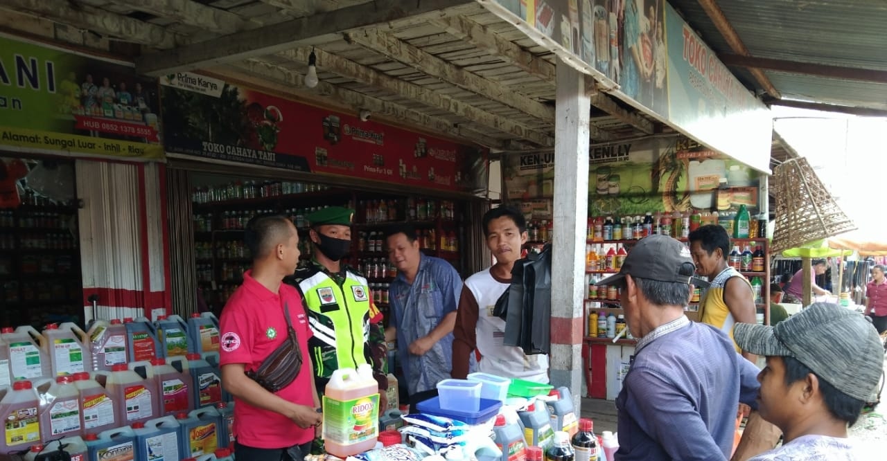 Himbau Agar Terapkan Prokes, Babinsa Serda Safrijon Komsos dengan Warga