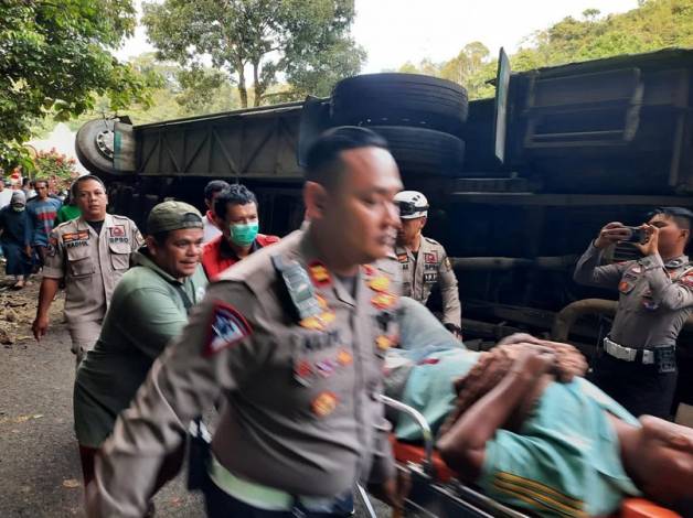 Akibat Rem Blong Bus Rombongan Mahasiswa Unri Terbalik, 33 Orang Luka Ringan