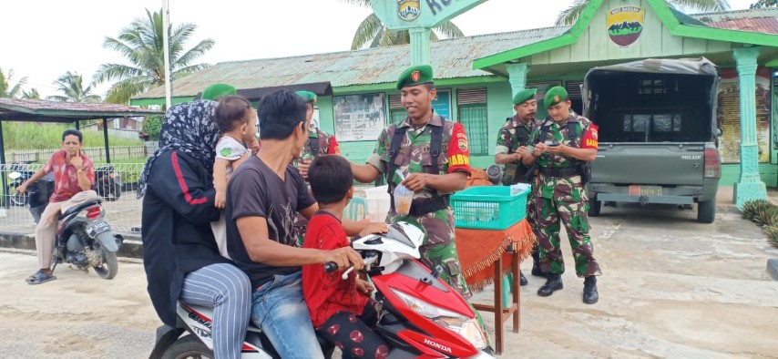 Jelang Berbuka Puasa, Koramil 07/Reteh Bagikan Ratusan Takjil Kepada Masyarakat Pulau Kijang
