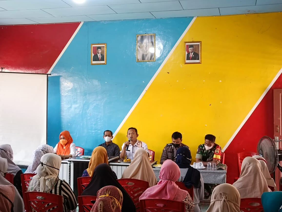 Babinsa Koramil 09/Kemuning Dampingi dan Bantu Percepat Vaksinasi di SDN 005 Kotabaru Seberida