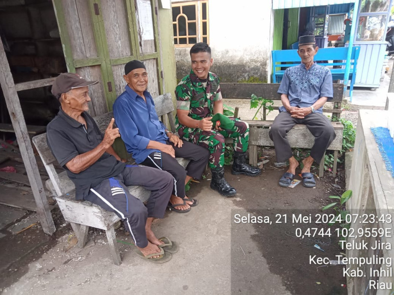 Babinsa Serda JG Hutauruk Komsos Bersama Ketua RT dan Tomas di Lingkungan Koramil 03/Tpl