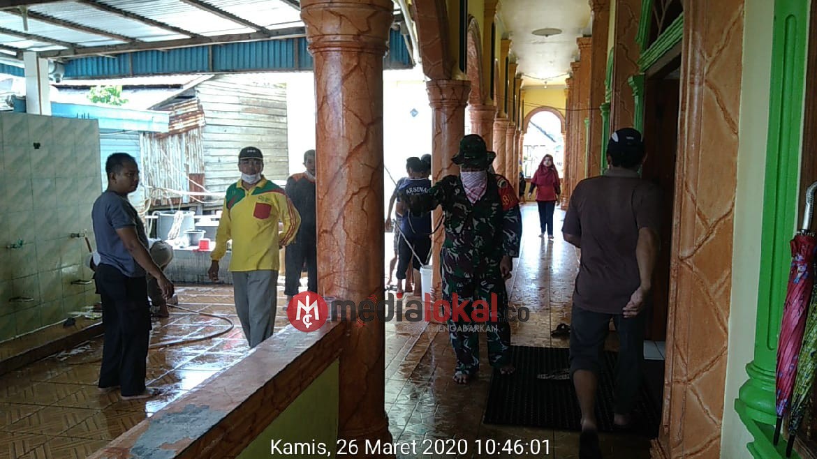 Bersama Warga, Danpos Concong Luar Lakukan Penyemprotan Disinfektan di Mesjid Nurul Huda