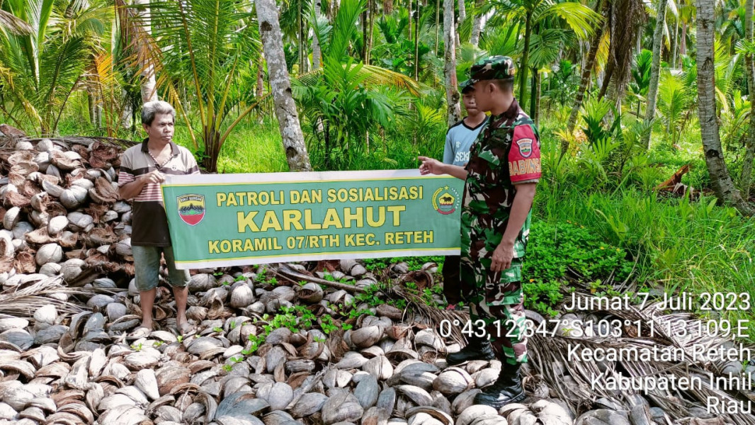 Guna Cegah Karhutla, Babinsa Koramil 07/Reteh Turun Ke Lapangan Untuk Memantau Titik Api