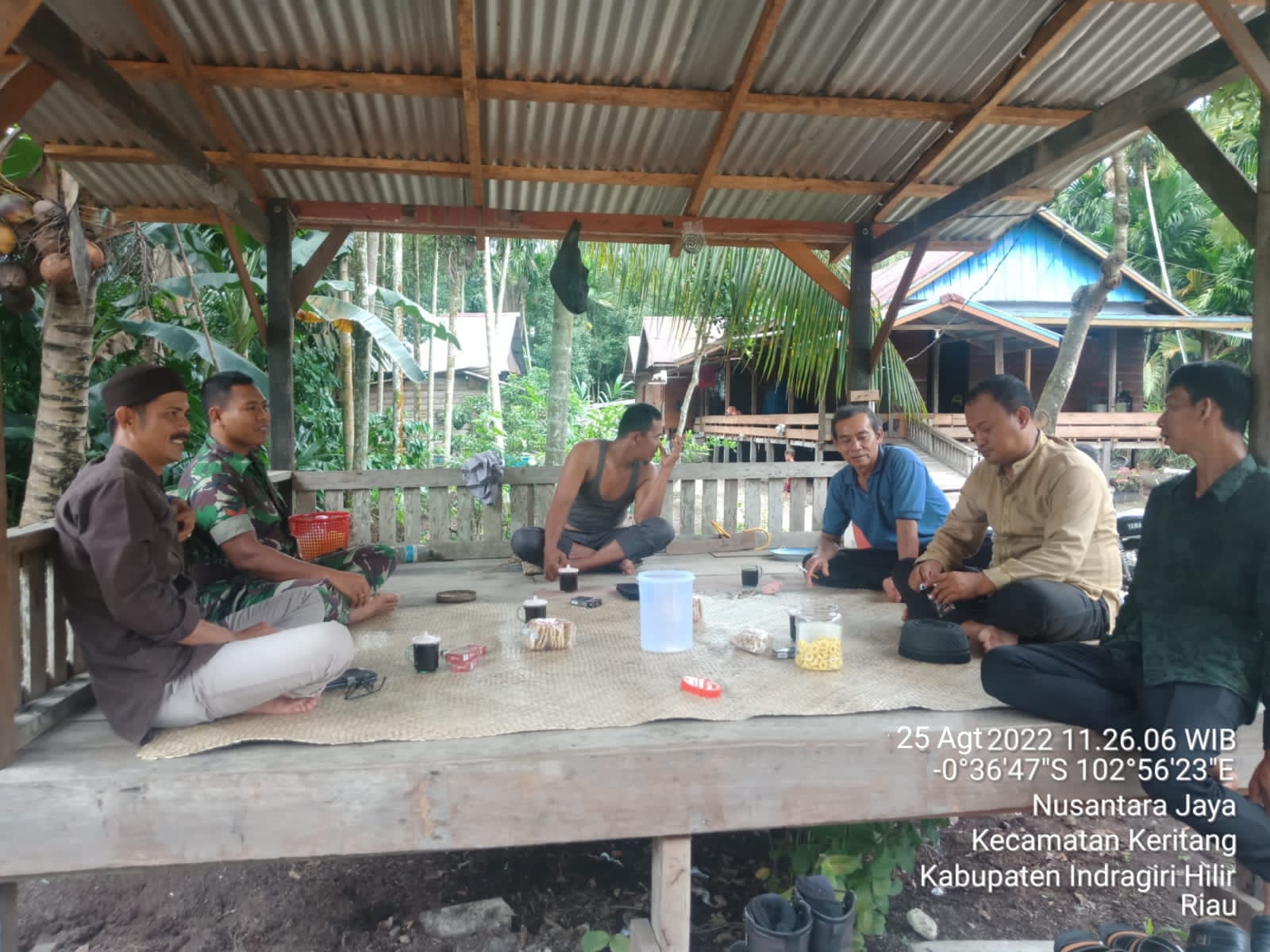 Kopi Hitam Dan Kue Kering Menjadi Teman Komsos Babinsa 03/Tempuling Bersama Warga Binaan