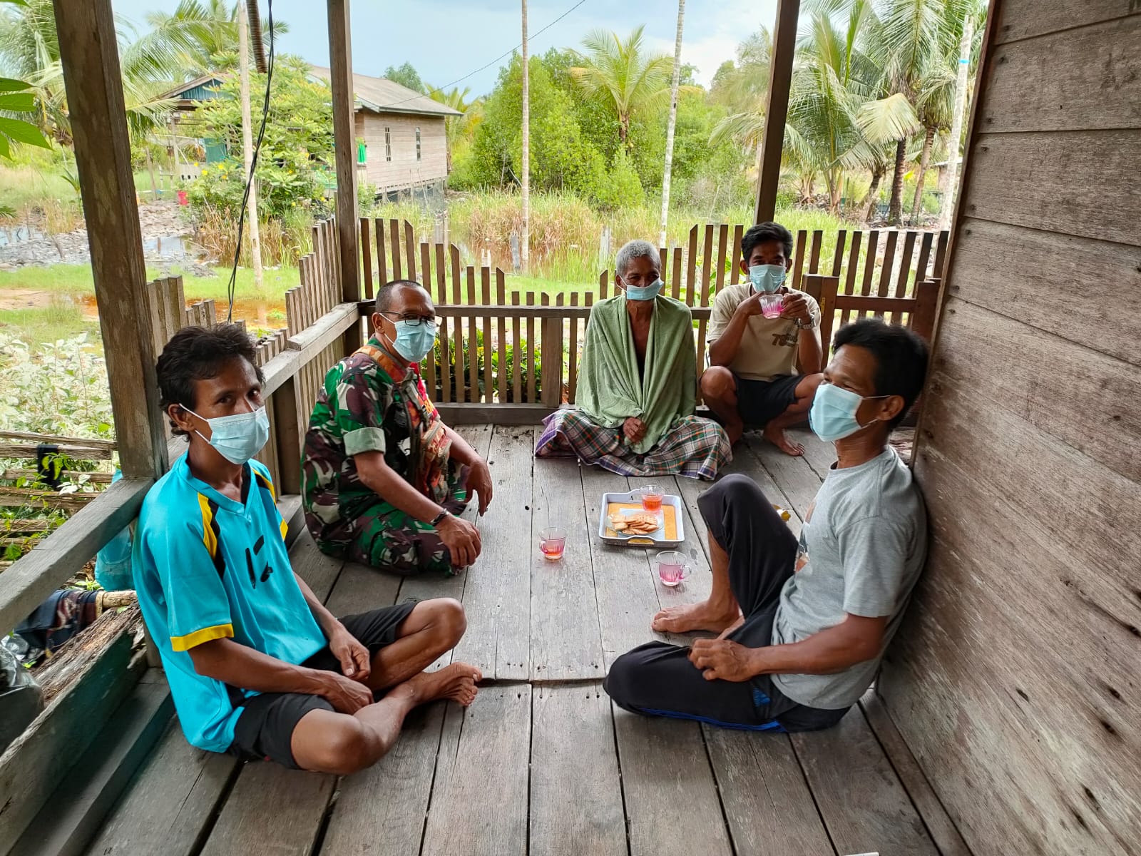 Tingkatkan Keamanan Kampung, Babinsa Koramil 04/Kuindra Lakukan Komsos di Wilayah Binaan