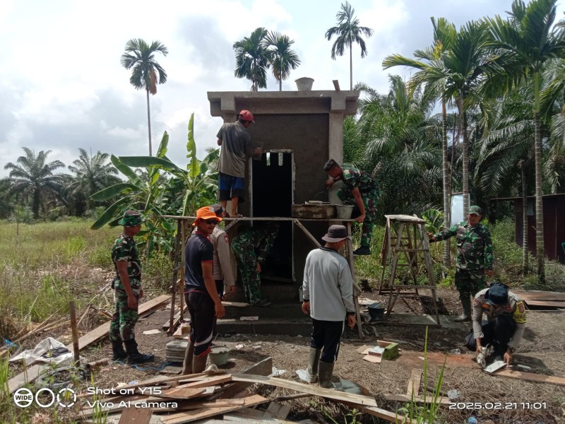 Tinggal Pasang Pintu, Pengerjaan MCK Oleh Satgas TMMD Kodim 0314/Inhil Hampir Selesai