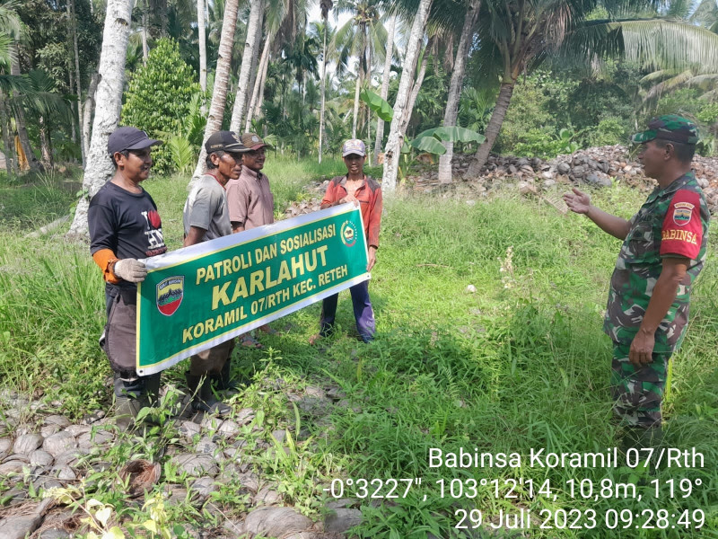 Babinsa Koramil 07/Reteh Berikan Arahan Sebelum Patroli dan Sosialisasi Karhutla