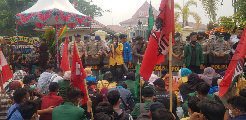 Lakukan Aksi saat Pelantikan DPRD Inhil, Mahasiswa Sampaikan Beberapa Tuntutan