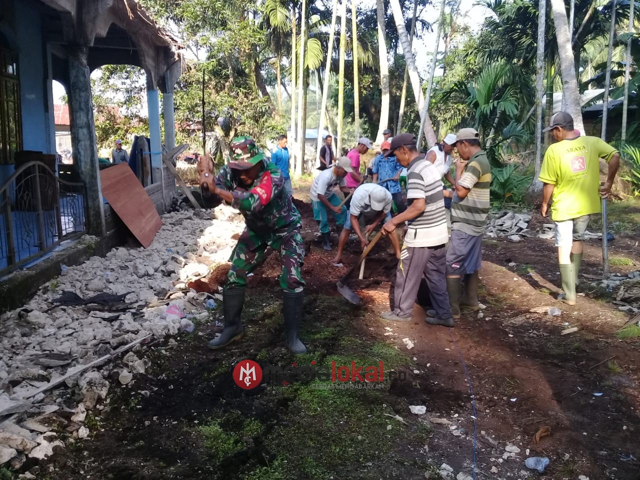 Koramil 09/Kemuning Ikuti Goro Renovasi Mesjid Desa Kuala Lemang 