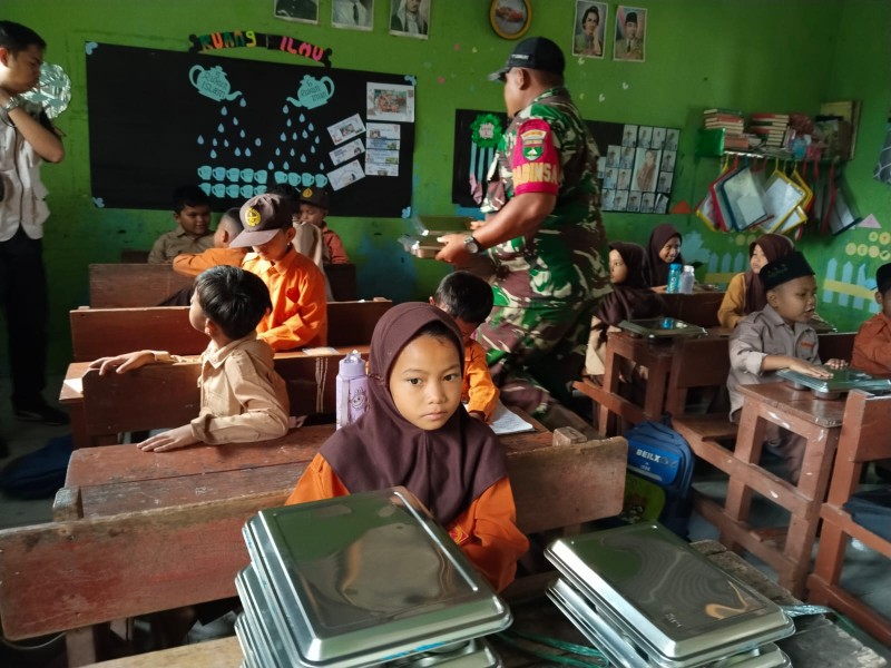 Program Makan Bergizi Gratis Di Keritang Berjalan Lancar: Babinsa, Sinergi TNI Dan Warga Jaga Kesehatan Desa