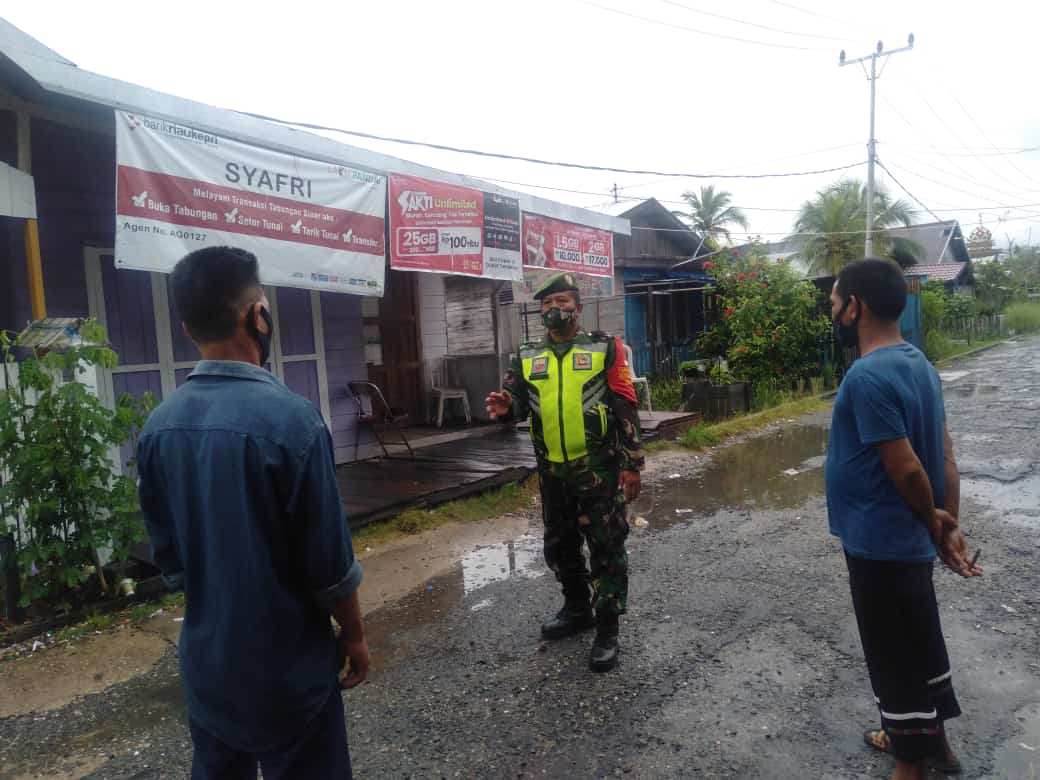 Personil Koramil 04/Kuindra Rutin Gencarkan Penegakan Protokol Kesehatan Terpadu